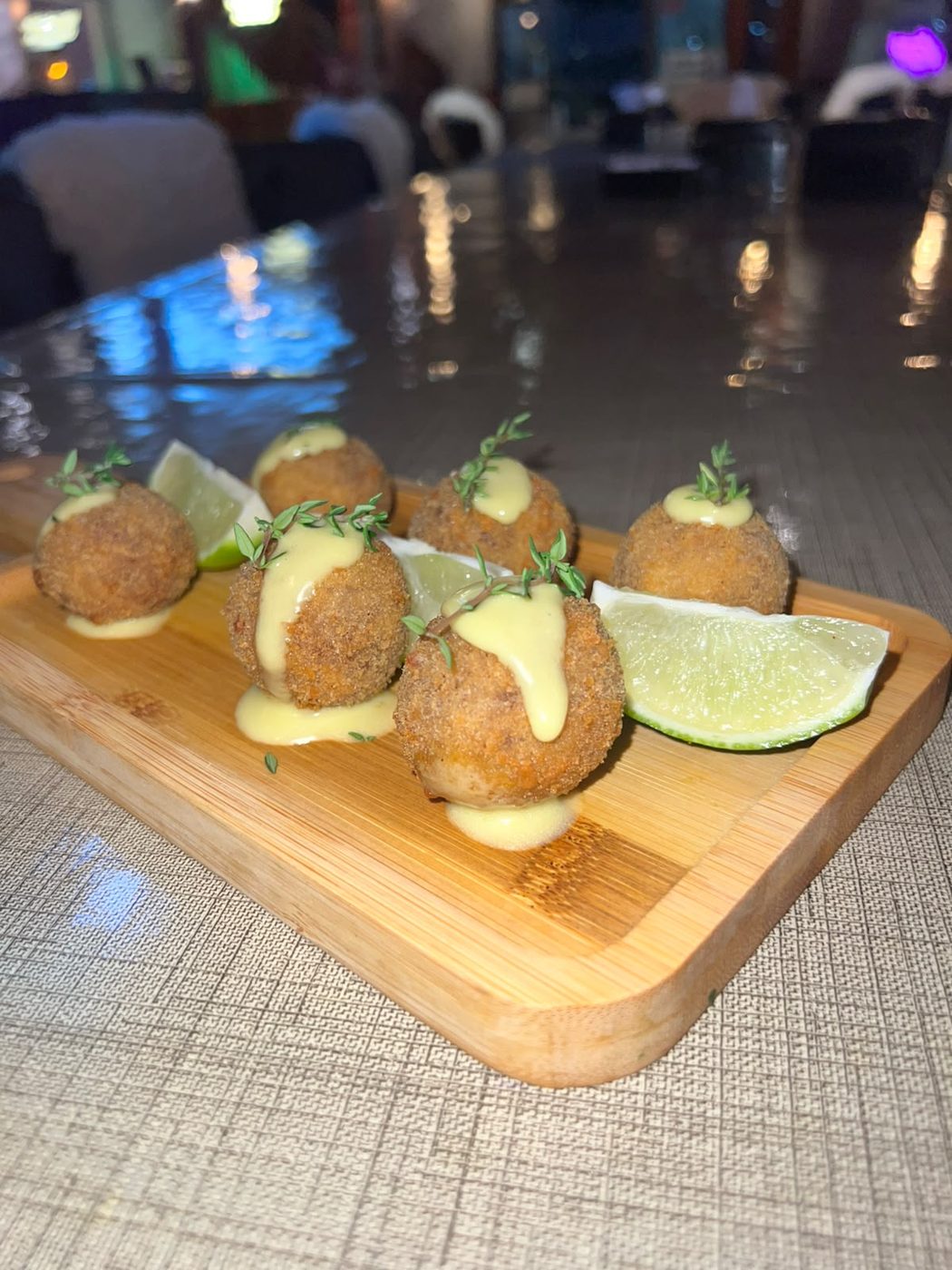 Bolinhos crocantes com molho aioli e limão