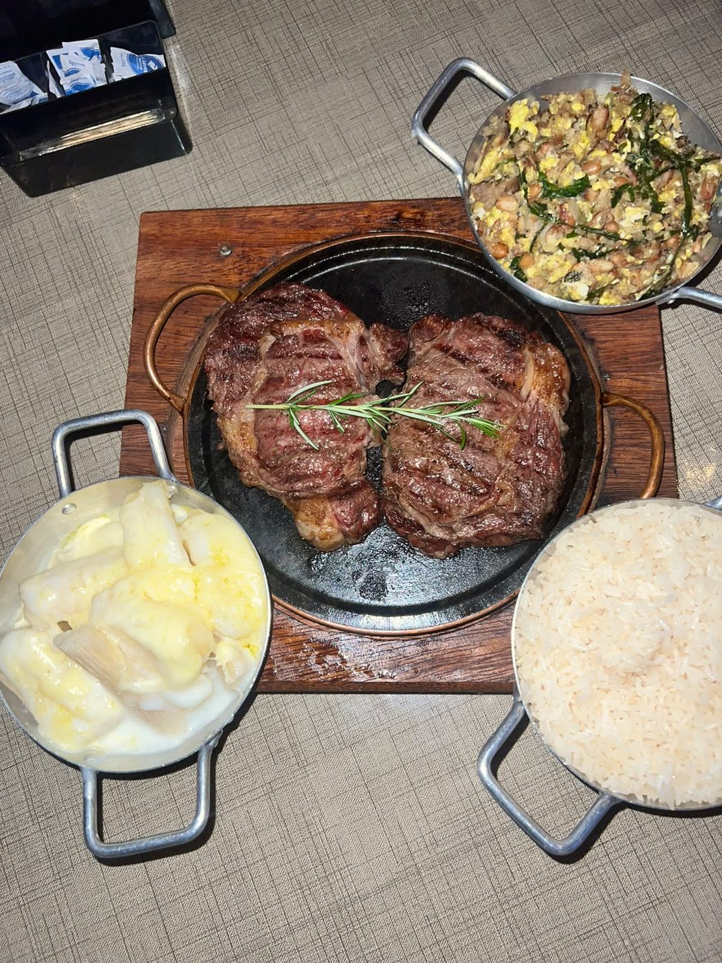 Chorizo na chapa com arroz, feijão tropeiro e palmito ao creme