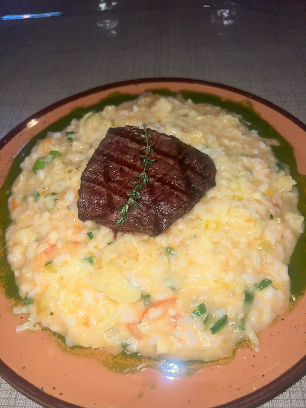 Risoto cremoso com steak grelhado